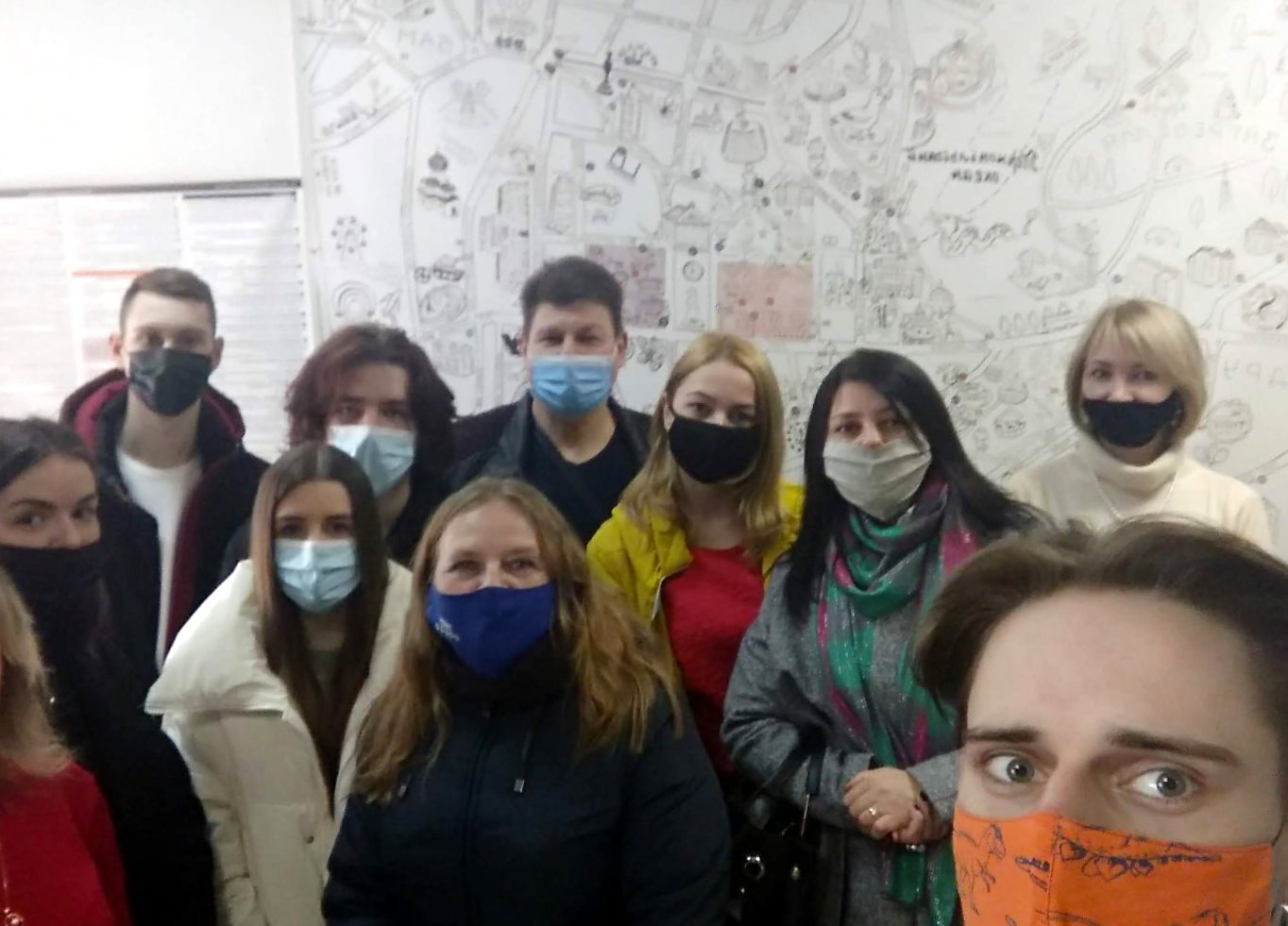 Фото на фоні інтерактивної карти Тернополя у Туристично-інформаційному центрі